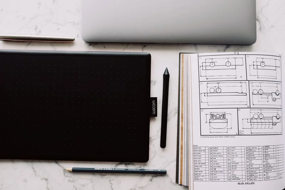 Un espace de travail élégant avec un ordinateur portable et des écrans affichant un logiciel de conception.